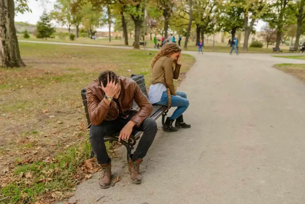 Evlilikte sevginin bittiğini gösteren parkta uzaklaşmış çift